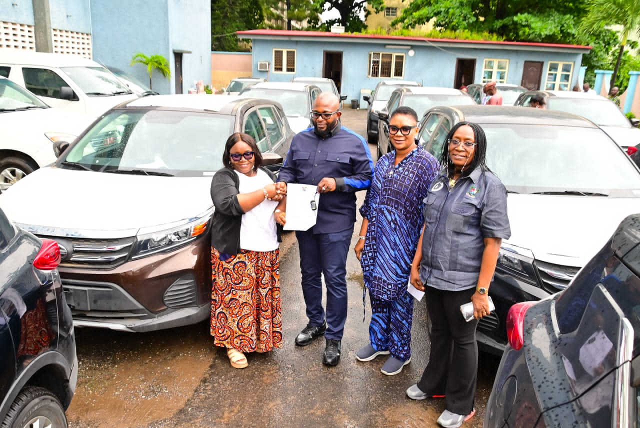 Sanwo-Olu presents official vehicles to directors in public service 