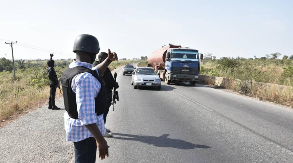 Senator hails Ondo CP for removing illegal checkpoints on Sagamu-Ore-Benin expressway 