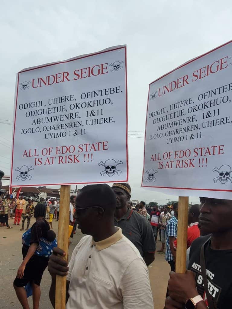 Edo communities barricade Benin-Lagos Highway to protest attacks by herdsmen