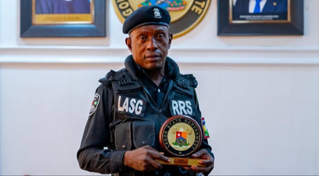 He was so calm! Nigerians raise N.5m for armed Lagos policeman assaulted by civilian
